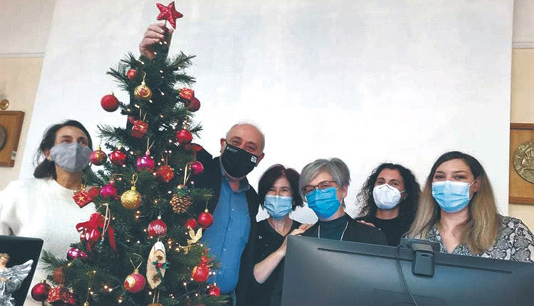 Παρά το ότι δεν ήταν στο δικό τους γραφείο, στόλισαν! Και ο πρόεδρος του Περιφερειακού Συμβουλίου Κρήτης Παύλος Μπαριτάκης το επεσήμανε