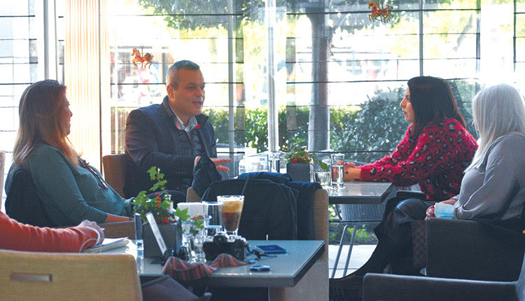 Τις επιπτώσεις που έχει στις εθελοντικές οργανώσεις ο σχετικός νέος νόμος της κυβέρνησης συζήτησε ο αν. τομεάρχης Ανάπτυξης & Επενδύσεων  του ΣΥΡΙΖΑ βουλευτής Ηρακλείου Χάρης Μαμουλάκης, με τις συνιδρύτριες του Women Do Business, Έρη Παυλάκη και Νατάσα Γρηγοράκη, και τη σύμβουλο επιχειρήσεων και κοινωνικών επιχειρήσεων Μάγδα Κατόπη.