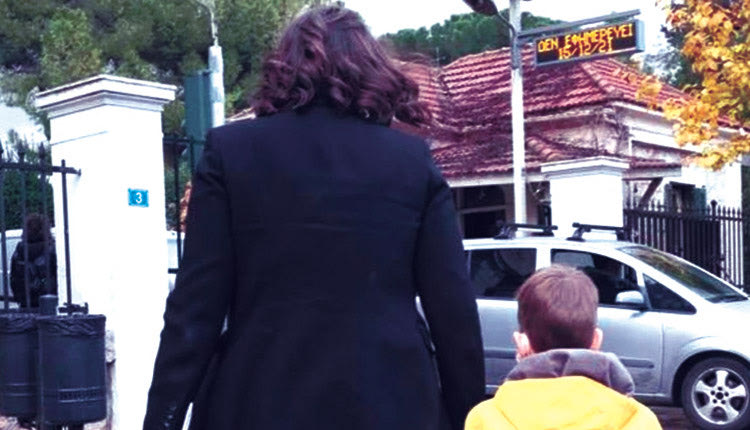 η υπουργός Παιδείας Νίκη Κεραμέως πήγε με τον γιο της στο Παίδων Αγία Σοφία προκειμένου ο μικρός Λουκάς να εμβολιαστεί κατά του κοροναϊού