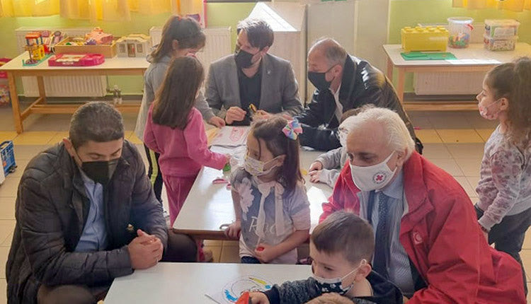 Ο κ. Αυγενάκης με εκπροσώπους της ΟΧΕ σε σχολείο στο Αρκαλοχώρι