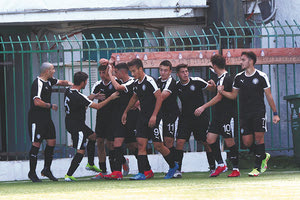 Τον δρόμο στην πρώτη ομάδα έδειξε χθες η Κ-19 του ΟΦΗ η οποία επικράτησε στην Ελιά της αντίστοιχης του Άρη με σκορ 3-2 για την 14η αγωνιστική του πρωταθλήματος. Αν και έμεινε πίσω στο σκορ δύο φορές, η Κ19 του ΟΦΗ κατάφερε να ανατρέψει το σκορ και να πάρει τους τρείς βαθμούς. Ο Άρης προηγήθηκε στο 15΄με τον Σαλιάρη ενώ στο 42’ ο Σωμαράκης ισοφάρισε σε 1-1. Στο 49΄ ο Τσιπούρας έδωσε προβάδισμα στον Άρη (1-2) αλλά στο 77΄ έγινε το 2-2 με τον Λέλεκα. Η ανατροπή ολοκληρώθηκε στο 79΄, με το δεύτερο γκολ Σωμαράκη για το τελικό 3-2. Η ομάδα του Μανώλη Πατεμτζή τέλειωσε το παιχνίδι με 10 παίκτες, λόγω αποβολής του Αποστολάκη στις καθυστερήσεις. OΦΗ: Μιρασι, Χνάρης Κ., Κορνιλάκης, Σημαιάκης, Γωνιωτάκης (70’ Αμανάκης), Λέλεκας (90’ Καρανδινός), Χνάρης Γ., Αποστολάκης, Σωμαράκης (87’ Φανουράκης), Λαμάι (87’ Ζαχαριουδάκης), Φαϊτάκης (70’ Σημαντηράκης).