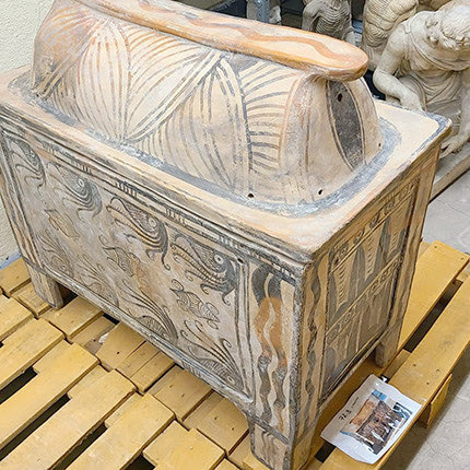 Η περίφημη  μινωική λάρνακα ετοιμάζεται να εγκιβωτιστεί