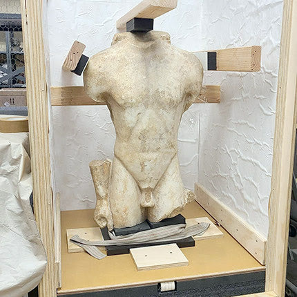 Μαρμάρινος κορμός κούρου. Χρονολογείται γύρω στο 560πΧ.