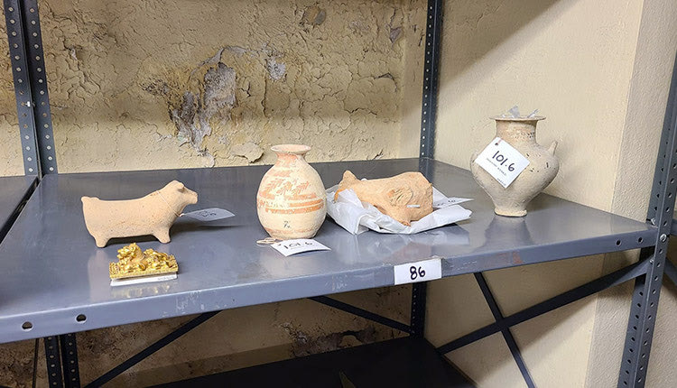 Στην πολύπλοκη διαδιακασία του εγκιβωτισμού στα γραφεία της Εισαγγελίας της Νέας Υόρκης βρίσκονται οι 47 αρχαιότητες που θα επιστρέψουν στην Ελλάδα και κατείχε παράνομα ο Michael Steinhardt