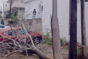 Τα έντονα καιρικά φαινόμενα που σημειώθηκαν χθες με τις ισχυρές βροχοπτώσεις και ανέμους είχαν αποτέλεσμα την πτώση ενός δέντρου επάνω σε ένα αυτοκίνητο. Αμέσως ενημερώθηκε η Πολιτική Προστασία του Δήμου Ηρακλείου που φρόντισε για την απομάκρυνση του χωρίς ευτυχώς κανείς να πάθει τίποτα.