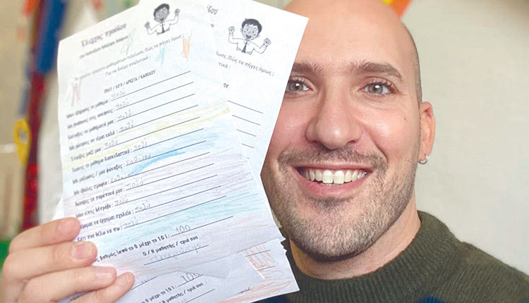 Λίγο πριν τις γιορτές οι μαθητές έχουν αγωνία για τους βαθμούς που θα έχουν στον έλεγχο του πρώτου τριμήνου. Ανάλογο άγχος είχε και ο κ. Μάριος Μάζαρης, δάσκαλος, ο οποίος ζητά από τους μαθητές να ανταλλάξουν ρόλους και να τον βαθμολογήσουν εκείνοι!