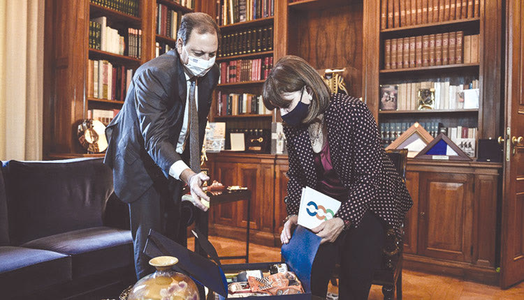 Ένα καλάθι με προϊόντα Προστατευόμενης Ονομασίας Προέλευσης από οκτώ περιφέρειες της Ελλάδας προσέφερε εν όψει των εορτών ο υπουργός Αγροτικής Ανάπτυξης και Τροφίμων κ. Σπήλιος Λιβανός στην Πρόεδρο της Δημοκρατίας κ. Κατερίνα Σακελλαροπούλου.