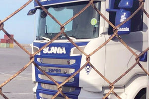 Με τα φώτα νυσταγμένα και βαριά τριγυρνάνε οι νταλίκες με τις… κόκες