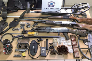 Τα όπλα και τα αρχαία που κατασχέθηκαν