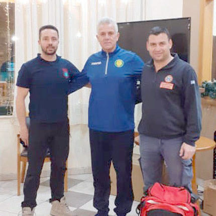Ο κ. Σινάνης με τους εκπαιδευτές του ΕΚΑΒ;
