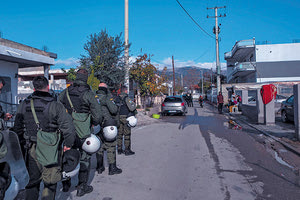 Για παραβάσεις της νομοθεσίας περί ναρκωτικών και όπλων συνελήφθησαν οκτώ άτομα κατά τη διάρκεια των χθεσινών αστυνομικών επιχειρήσεων σε Ζεφύρι και Άνω Λιόσια, όπως σημειώνει η Γενική Αστυνομική Διεύθυνση Αττικής.