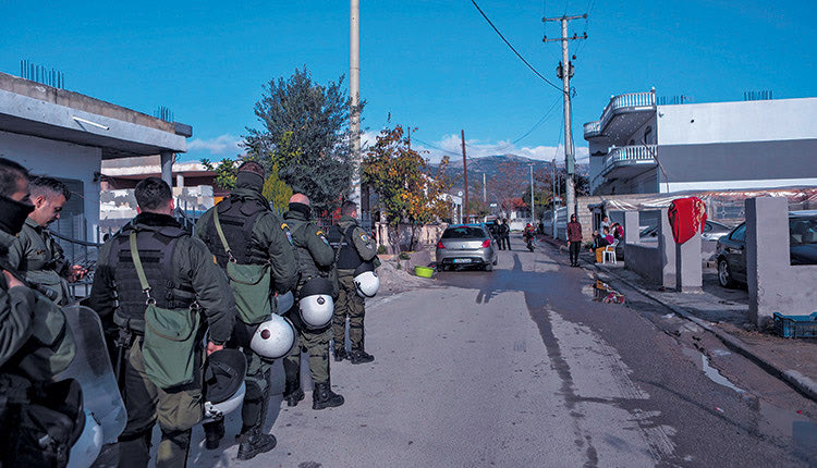 Για παραβάσεις της νομοθεσίας περί ναρκωτικών και όπλων συνελήφθησαν οκτώ άτομα κατά τη διάρκεια των χθεσινών αστυνομικών επιχειρήσεων σε Ζεφύρι και Άνω Λιόσια, όπως σημειώνει η Γενική Αστυνομική Διεύθυνση Αττικής.