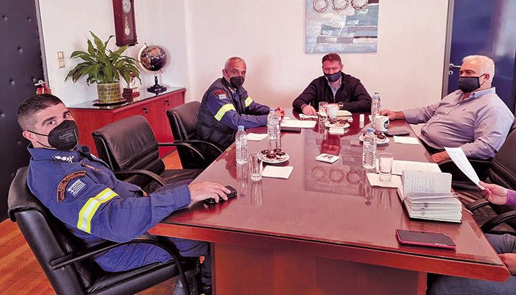 Με τους πυροσβέστες της ΕΜΑΚ συναντήθηκε ο δήμαρχος Χερσονήσου