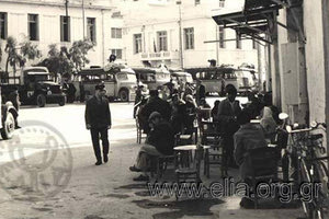 ΦΩΤΟΗΜΕΡΑΣ: Το ΚΤΕΛ Λασιθίου τη δεκαετία του ‘60 στην πλατεία Δασκαλογιάννη στο Ηράκλειο. Αριστερά τα δικαστήρια, δεξιά ήταν η Νομαρχία. (ΠΗΓΗ Ε.Λ.Ι.Α.)