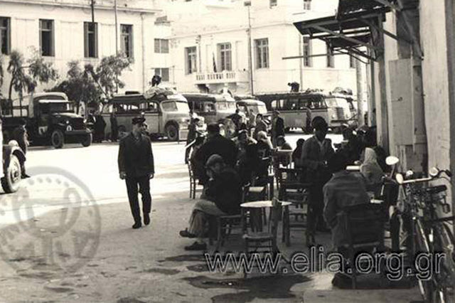 ΦΩΤΟΗΜΕΡΑΣ: Το ΚΤΕΛ Λασιθίου τη δεκαετία του ‘60 στην πλατεία Δασκαλογιάννη στο Ηράκλειο. Αριστερά τα δικαστήρια, δεξιά ήταν η Νομαρχία. (ΠΗΓΗ Ε.Λ.Ι.Α.)