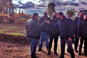 Ο κ. Αυγενάκης στο μέρος που θα κατασκευαστεί το κλειστό Τυμπακίου