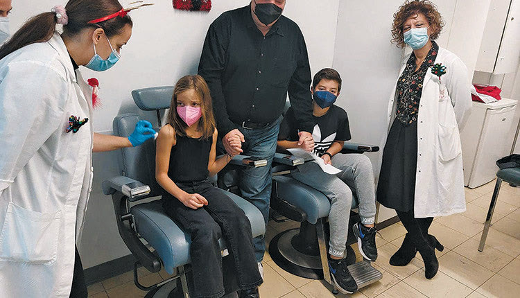 Οι εμβολιασμοί παιδιών ξεκίνησαν σε γιορτινό κλίμα