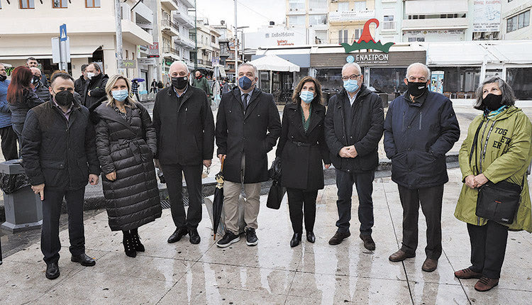 Στο Χριστουγεννιάτικο Κάστρο, όπου στήθηκε εμβολιαστικό κέντρο, βρέθηκε αντιπροσωπεία του Δήμου Ηρακλείου