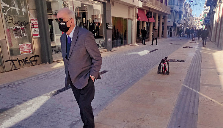   Με την εγκατάσταση των φωτιστικών προχωρούν τα έργα ανάπλασης στο κέντρο της πόλης και συγκεκριμένα κατά μήκος της μικρής Έβανς και της Χατζημιχάλη Γιάνναρη όπου έχουν τοποθετηθεί τα υλικά επίστρωσης. Στην περιοχή περιόδευσε χθες ο δήμαρχος Ηρακλείου κ. Β. Λαμπρινός ο οποίος είχε τη δυνατότητα να δει από πρώτο χέρι την εξέλιξη του έργου.