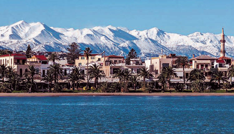 Η Κάρμελ αν μη τι άλλο «ζωγράφισε» μοναδικά τοπία. Ένα χαρακτηριστικό εξ αυτών είναι και ο χιονισμένος Ψηλορείτης με τις παρυφές του, που στολίζουν το Ρέθυμνο στη φωτογραφική λήψη από την παραλία της πόλης.