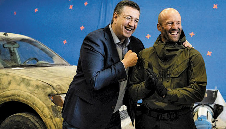 Μια φωτογραφία με τον Χολιγουντιανό αστέρα Τζέισον Στάθαμ ανέβασε το βράδυ της Κυριακής στο προφίλ του στο Twitter ο Απόστολος Τζιτζικώστας,