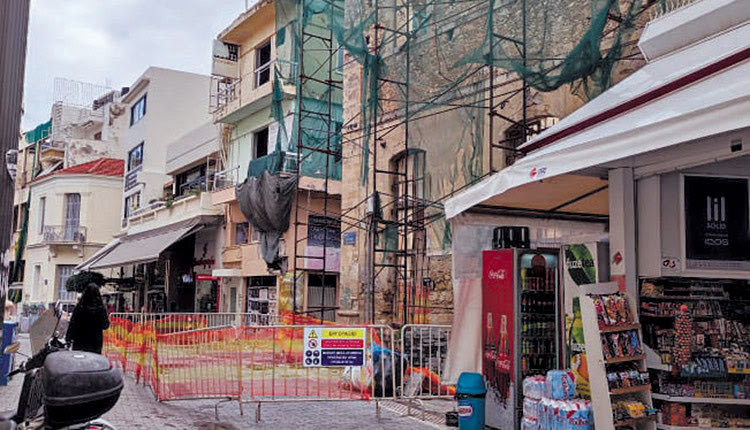 Αυτό πάλι που παραμένουν σχεδόν κλειστοί για τόσο μεγάλο διάστημα δύο κεντρικοί πεζόδρομοι περιμετρικά του Τρανταλλίδειου έχει προκαλέσει έντονα σκωπτικά σχόλια διότι ο κόσμος περιμένει τόσο καιρό να προχωρήσουν επιτέλους τα έργα αποκατάστασης. 