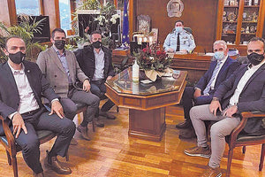 Oι αστυνομικοί με τον αντιστράτηγο Μιχαήλ Καραμαλάκη