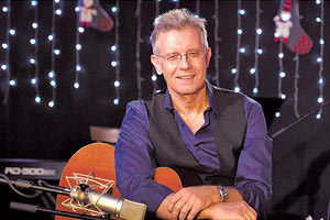 Ο Γιάννης Σαββιδάκης τραγουδά για «Τα Χριστούγεννα της Αρετής»