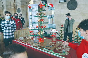 Ρομποτικό... στόλισμα Χριστουγεννιάτικου δέντρου