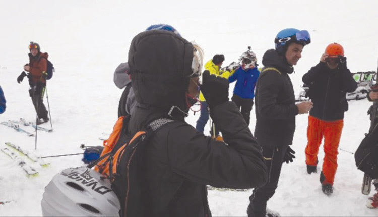 Ιανουάριος του 2019: Ο Κυριάκος Μητσοτάκης πίνει ρακή και κάνει σκι στον Ψηλορείτη 