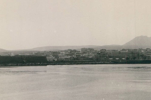 ΦΩΤΟΗΜΕΡΑΣ: Ο Κούλες και το λιμάνι του Ηρακλείου το 1925. Διακρίνεται στο βάθος ο Γιούχτας.Η φωτογραφία προφανώς τραβήχτηκε από καράβι.