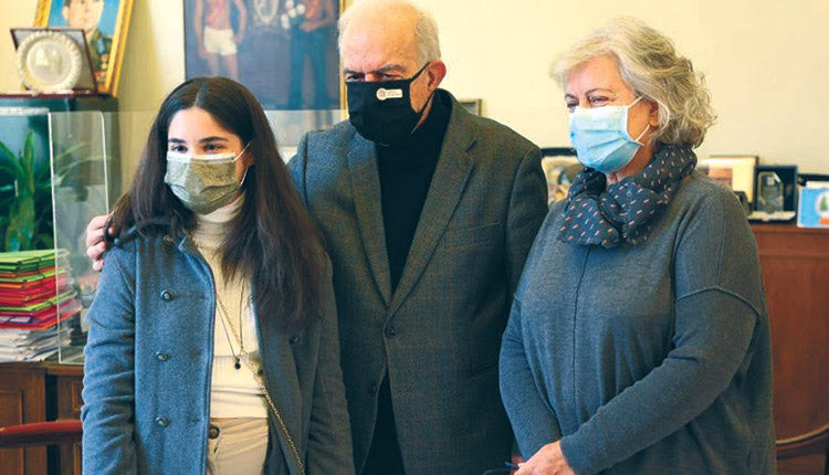 χθεσινή βράβευση από τον δήμαρχο Ηρακλείου της 13χρονης μαθήτριας του 5ου Γυμνασίου, που διακρίθηκε σε παγκόσμιο λογοτεχνικό διαγωνισμό. Διότι για μας δεν είναι απλώς η Μαρίτα Δατσέρη,