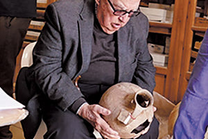 Ο καθηγητής Καραγιώργης με ευρήματα του Κοκκινόκρεμου της Πύλας