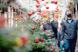 Μάσκες παντού, κλειστά γήπεδα, αναβολή εορταστικών εκδηλώσεων, εισηγείται η επιτροπή των ειδικών, με στόχο την ανάσχεση της διασποράς της μετάλλαξης Όμικρον του κορωνοϊού. Σύμφωνα με πληροφορίες της «Καθημερινής», οι εισηγήσεις των εμπειρογνωμόνων προβλέπουν: • Ματαίωση μαζικών εορταστικών εκδηλώσεων σε ανοικτούς χώρους. • Διεξαγωγή αγώνων κεκλεισμένων των θυρών. • Υποχρεωτικά τεστ (rapid ή PCR) σε ταξιδιώτες που έρχονται στην Ελλάδα, σε όλες τις πύλες ειδόδου της χώρας τη 2η και την 4η μέρα μετά την άφιξή τους. • Υποχρεωτική χρήση μάσκας σε εσωτερικούς και εξωτερικούς χώρους. • Υποχρεωτική χρήση μάσκας αυξημένης προστασίας KN95 ή διπλή μάσκα στα σούπερ μάρκετ και Μέσα Μαζικής Μεταφοράς. Σύμφωνα με τις ίδιες πληροφορίες, την άλλη εβδομάδα -την Τρίτη- θα συζητηθεί νέο πλέγμα μέτρων για την περίοδο μετά την Πρωτοχρονιά. Μεταξύ άλλων, στο «τραπέζι» έχουν πέσει τα εξής: • περιορισμοί στο ωράριο λειτουργίας των καταστημάτων, • περιορισμοί στα άτομα ανά τ.μ. σε κλειστούς χώρους, • επέκταση της τηλεργασίας. Πλεύρης για νέα μέτρα Νωρίτερα, μιλώντας χθες στην Βουλή, ο υπουργός Υγείας Θάνος Πλεύρης προανήγγειλε την επιβολή περιοριστικών μέτρων για την αντιμετώπιση της πανδημίας, μετά τις γιορτές. «Είναι μία ξεκάθαρη θέση της κυβέρνησης -συνεδριάζει αυτή τη στιγμή η ειδική επιτροπή- ότι μετά τις γιορτές θα υπάρχει οπωσδήποτε ένα πλαίσιο περιοριστικών μέτρων. Η Επιτροπή θα εισηγηθεί τα περιοριστικά μέτρα και η κυβέρνηση θα πάρει τις τελικές της αποφάσεις για να μπορέσουμε να ελέγξουμε την πανδημία», ανέφερε χαρακτηριστικά ο κ. Πλεύρης, κατά τη συζήτηση του νομοσχεδίου του στην Ολομέλεια, με «ρυθμίσεις για την αντιμετώπιση της πανδημίας και την προστασία της δημόσιας υγείας και άλλες επείγουσες διατάξεις». «Παρακολουθούμε κάθε μέρα τα δεδομένα, η βούληση της κυβέρνησης, όπως αποτυπώθηκε και χθες από τον πρωθυπουργό, είναι τα μέτρα να ισχύουν μετά τις γιορτές. Θα εξετάσουμε τι μέτρα θα πάρουμε μετά την εισήγηση της επιτροπής τις επόμενες μέρες», ανέφερε ο κ. Πλεύρης και πρόσθεσε: «Υπάρχει μία στενή παρακολούθηση της κατάστασης και αναλόγως των στοιχείων που θα έχουμε θα προσδιορίσουμε και τις αποφάσεις μας, με βούληση όμως να γίνει κανονικά το διάστημα αυτό των εορταστικών εκδηλώσεων με το ισχύον πλαίσιο».
