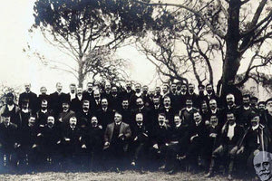 ΦΩΤΟΗΜΕΡΑΣ: Ο Ελευθέριος Βενιζέλος με πληρεξούσιους της Α’ Εθνοσυνέλευσης των Κρητών το 1899. Πηγή: Ίδρυμα Βενιζέλος