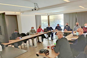 Μέλη της Οργανωτικής Επιτροπής του Ποδηλατικού Γύρου με τοπικούς φορείς