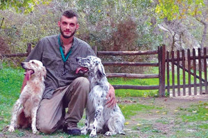 Ο εκπαιδευτής σκύλων, Νικόλας Μοναστηριώτης, με τον Ρας και τον Καίσαρα