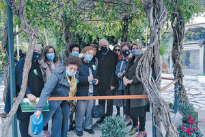 Φύτεψαν παρτέρια στο κιόσκι του πάρκου Θεοτοκόπουλου