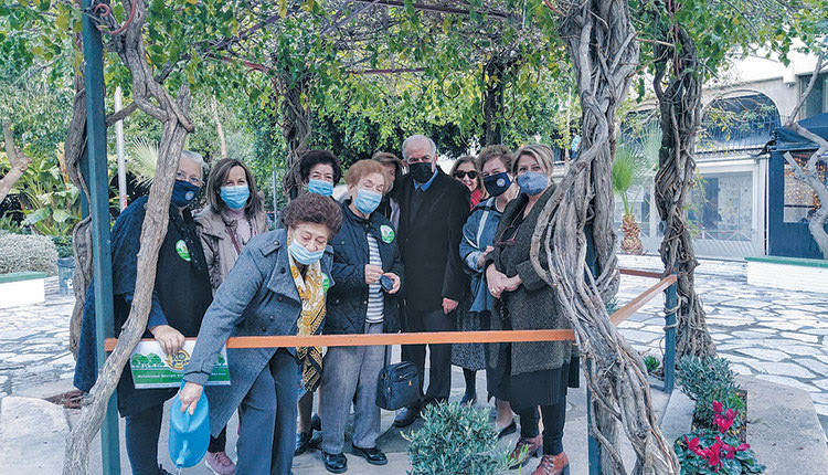 Φύτεψαν παρτέρια στο κιόσκι του πάρκου Θεοτοκόπουλου