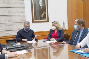 Στην υπογραφή των εντάξεων των μελετών για την κατασκευή των έργων από τον περιφερειάρχη Σταύρο Αρναουτάκη παρόντες ήταν οι αντιπεριφερειάρχες Λάμπρος Βαμβακάς και Νίκος Συριγωνάκης, η διοικήτρια της 7ης ΥΠΕ Ελένη Μπορμπουδάκη, ο διοικητής του Βενιζελείου Κώστας Τερζάκης, η υποδιοικήτρια Ελευθερία Κωστάκη, η προϊσταμένη της υπηρεσίας διαχείρισης του Ε.Π. Κρήτη 2014-2020 Μαρία Κασσωτάκη.