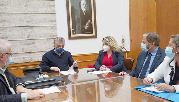Στην υπογραφή των εντάξεων των μελετών για την κατασκευή των έργων από τον περιφερειάρχη Σταύρο Αρναουτάκη παρόντες ήταν οι αντιπεριφερειάρχες Λάμπρος Βαμβακάς και Νίκος Συριγωνάκης, η διοικήτρια της 7ης ΥΠΕ Ελένη Μπορμπουδάκη, ο διοικητής του Βενιζελείου Κώστας Τερζάκης, η υποδιοικήτρια Ελευθερία Κωστάκη, η προϊσταμένη της υπηρεσίας διαχείρισης του Ε.Π. Κρήτη 2014-2020 Μαρία Κασσωτάκη.