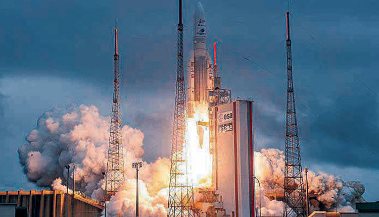 Εκτοξεύθηκε με επιτυχία το διαστημικό τηλεσκόπιο James Webb, ο διάδοχος του παλαιότερου τηλεσκοπίου Hubble.