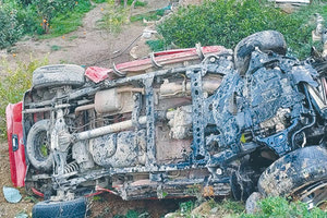 Οι εικόνες του τροχαίου που σημειώθηκε ξημερώματα των Χριστουγέννων όταν το αυτοκίνητο που οδηγούσε 22χρονος από τ’ Ανώγεια εξετράπη της πορείας του και έπεσε από τη γέφυρα της Παντάνασσας, από ύψος 13 μέτρων, είναι πραγματικά σοκαριστικές. Το κόκκινο αγροτικό στο οποίο επέβαινε ο νεαρός μετατράπηκε σε μία μάζα σιδερικών και είναι θαύμα το γεγονός ότι ο 22χρονος ανασύρθηκε από ‘κει μέσα ζωντανός. Έχει υποστεί σοβαρά τραύματα, θα ταλαιπωρηθεί μέχρι την πλήρη αποκατάσταση, όμως το σημαντικό είναι ότι η ζωή του δεν διατρέχει κίνδυνο, όπως ειπώθηκε. Το φοβερό τροχαίο σημειώθηκε περίπου στις 4 τα ξημερώματα των Χριστουγέννων. Ο 22χρονος κινούνταν επί του ΒΟΑΚ, με κατεύθυνση προς Ρέθυμνο. Υπό συνθήκες που διερευνώνται, έχασε τον έλεγχο με αποτέλεσμα το αγροτικό να βρεθεί εκτός οδοστρώματος και να «βουτήξει» από μεγάλο ύψος στο κενό.