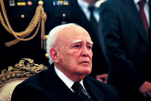 Ο Κάρολος Παπούλιας εξελέγη Πρόεδρος της Δημοκρατίας το 2005, προτεινόμενος από τον Κώστα Καραμανλή