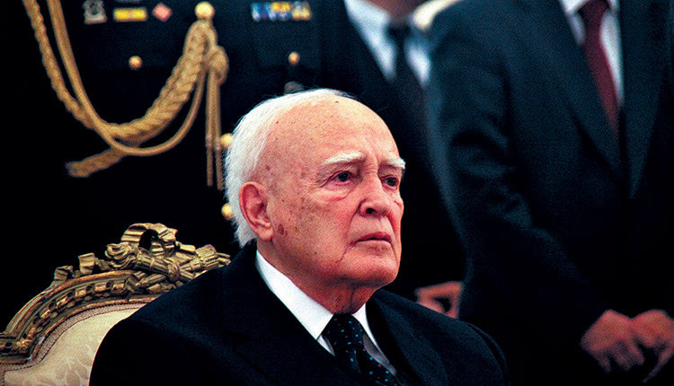 Ο Κάρολος Παπούλιας εξελέγη Πρόεδρος της Δημοκρατίας το 2005, προτεινόμενος από τον Κώστα Καραμανλή