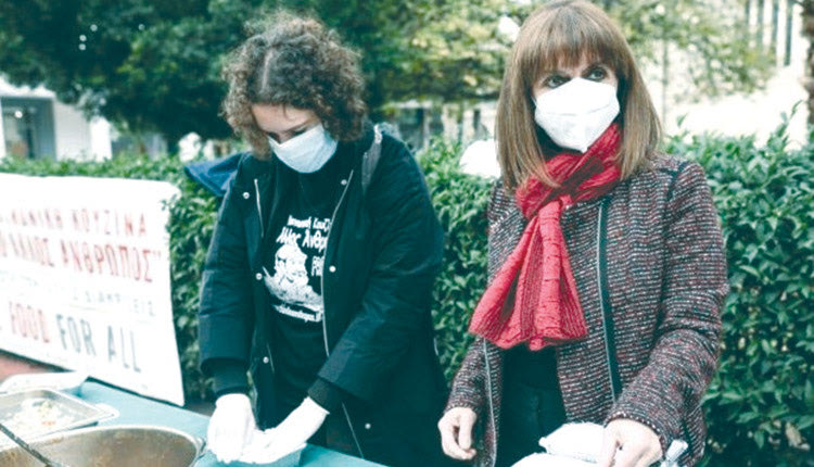 ΜΟΙΡΑΣΕ ΦΑΓΗΤΟ Η ΠΡΟΕΔΡΟΣ ΤΗΣ ΔΗΜΟΚΡΑΤΙΑΣ