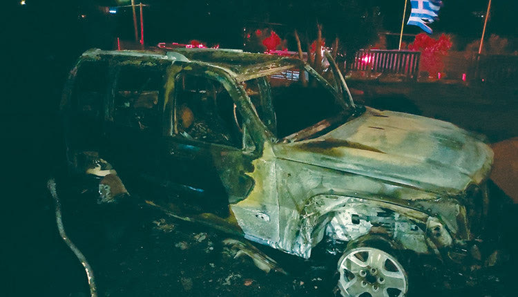 Τα δύο οχήματα καταστράφηκαν ολοσχερώς