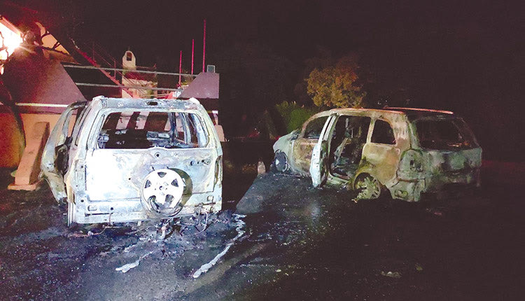 Τα δύο οχήματα καταστράφηκαν ολοσχερώς