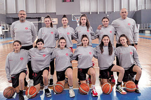 H oμάδα κορασίδων του Ανδρογέα που συμμετέχει στο τουρνουά