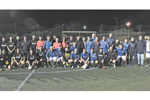 Οι ομάδες των Παλαιμάχων του Εργοτέλη και του ΠΑΝΟΜ μαζί με τους παράγοντες και τους διαιτητές